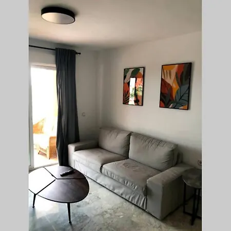 Cozy 2 Bedroom Apartment. Parking Included. * 푸엔히롤라