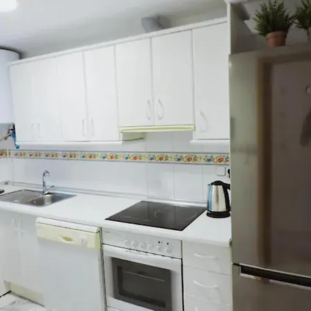 Cozy 2 Bedroom Apartment. Parking Included. 아파트 푸엔히롤라