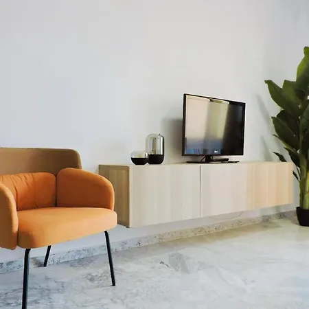 아파트 Cozy 2 Bedroom Apartment. Parking Included. *