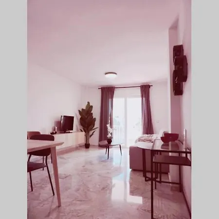 Cozy 2 Bedroom Apartment. Parking Included. 아파트